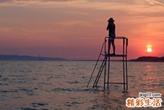 梦见女人从高处摔下来