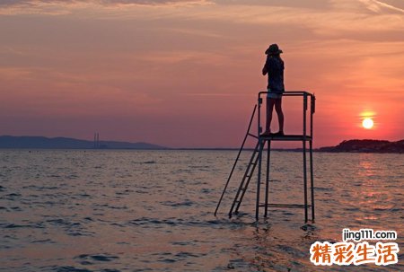 梦见女人从高处摔下来
