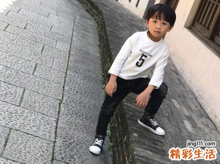 男孩带嘉的名字