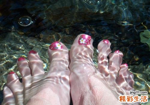 脚趾甲有一块变黄 脚指甲变黄怎么回事