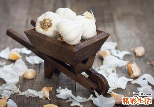 喉咙痛可以吃大蒜吗 喉咙痛吃大蒜有用吗