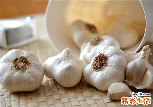 吃蒜放屁多是怎么回事 吃蒜后放屁是排毒吗