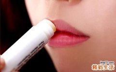 坐月子嘴唇干裂怎么办