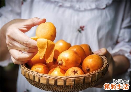 吃枇杷用剥皮吗 枇杷和什么一起吃好