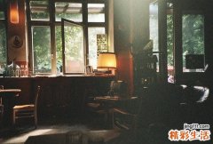 扶眼镜小动作看出其性格
