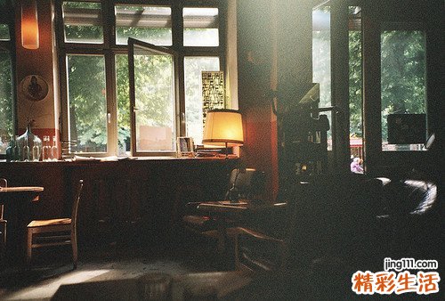 扶眼镜小动作看出其性格