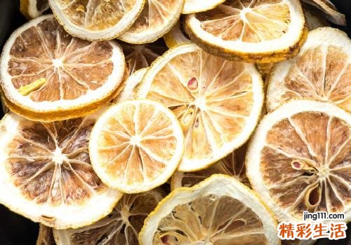 干柠檬片黑了还能泡水喝吗 柠檬片发黑正常吗