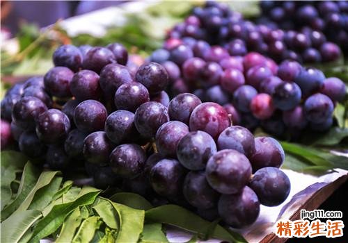 葡萄变硬了还能吃吗 葡萄裂开了是怎么回事