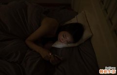 夏季失眠可以泡脚吗 夏季失眠怎么办