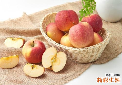 开水烫苹果可以吃吗 晚上吃苹果好不好