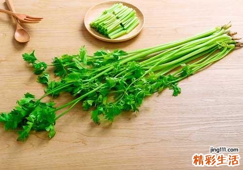 芹菜不焯水能生吃吗 芹菜生吃好还是熟吃好