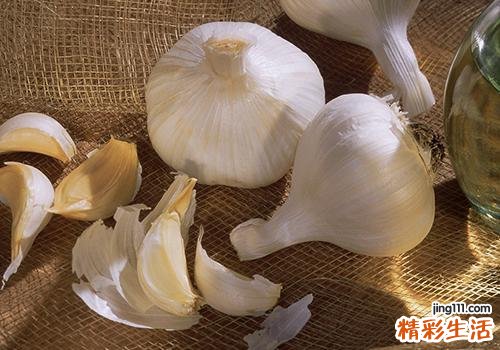 吃大蒜脸上会长痘痘吗 吃大蒜脸上长痘痘怎么办
