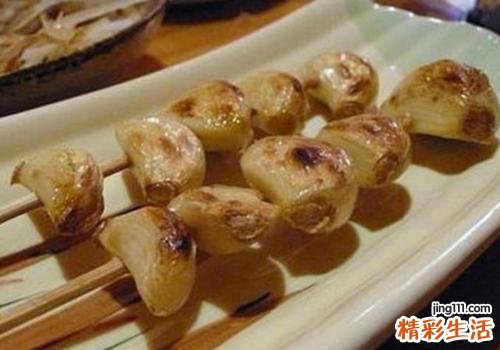 烤大蒜的功效 她吃了5个烤大蒜后，24小时内，身体发生了奇妙的变化！