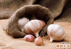 大蒜放醋里可以放多久 大蒜放醋里变绿了还能吃吗