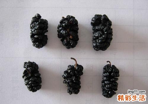 桑葚干泡水一天需几粒 桑葚干泡水喝的功效