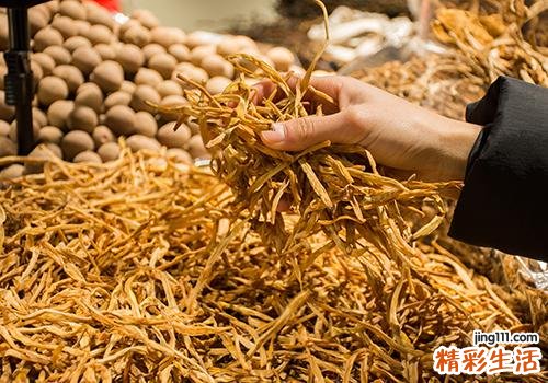 黄花菜能生吃吗 黄花菜生吃有毒吗