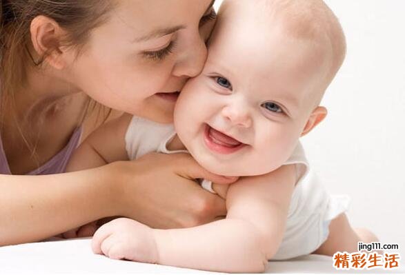 为什么不能随便亲孩子 大人臭嘴角不要随便抱小孩亲亲！