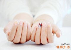 手指指甲边缘一按就疼 甲沟炎的家里治疗方法