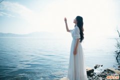 女人在卧室如何穿着老公最满意