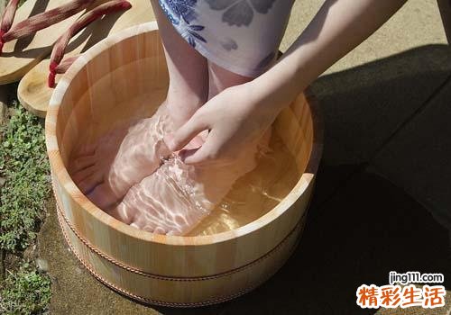 白醋泡脚治灰指甲吗 没想到白醋泡脚还有这么神奇的效果