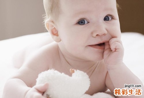 宝宝吃奶粉拉绿屎怎么回事