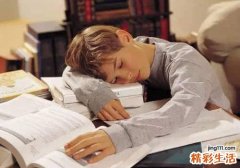 趴着睡觉好不好 为什么趴着睡觉会打嗝