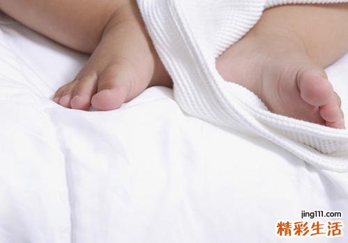 宝宝脚上长水泡是怎么回事 宝宝脚上长水泡怎么办