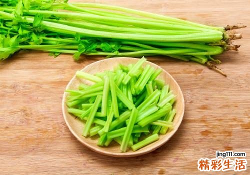 洋葱和芹菜能一起吃吗 芹菜和洋葱同吃有什么好处