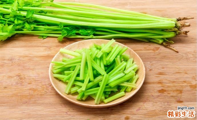 洗了的芹菜可以直接生吃吗 芹菜生吃好还是熟吃好