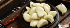 大蒜泡水喝有什么功效 大蒜泡水喝会上火吗