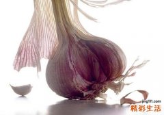 开水泡大蒜有什么功效 暖身、杀菌、抗衰老！