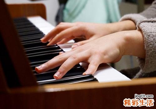 指甲都是密密麻麻小坑 指甲有小坑是什么原因