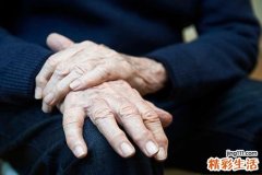 老人手抖是什么病的预兆 如何防止老人手抖