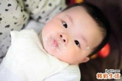 宝宝吃米粉拉绿便便怎么回事