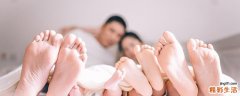 宝宝出生第一天不吃奶光睡觉怎么办 宝宝出生第一天打嗝怎么办