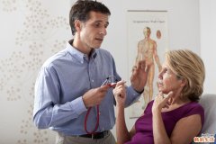 肺炎是怎么引起的 肺炎平时应该怎么治疗