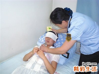 中暑怎么急救：湿毛巾敷头