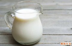 牛奶的颜色发白，是因为抗生素吗？