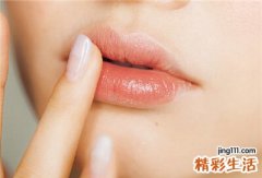 涂唇膏时别忽视这个细节！