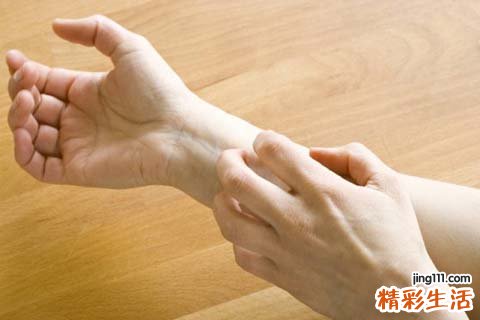 眼皮跳、指甲有白点？揭秘身体12个奇怪症状