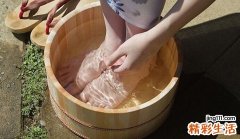 每天坚持泡脚 缓解疲劳睡眠好