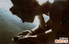 丝巾绞进车轮险丧命！冬天宝宝穿衣有什么禁忌