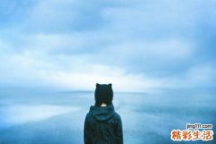 将自己隔离人群的年轻人